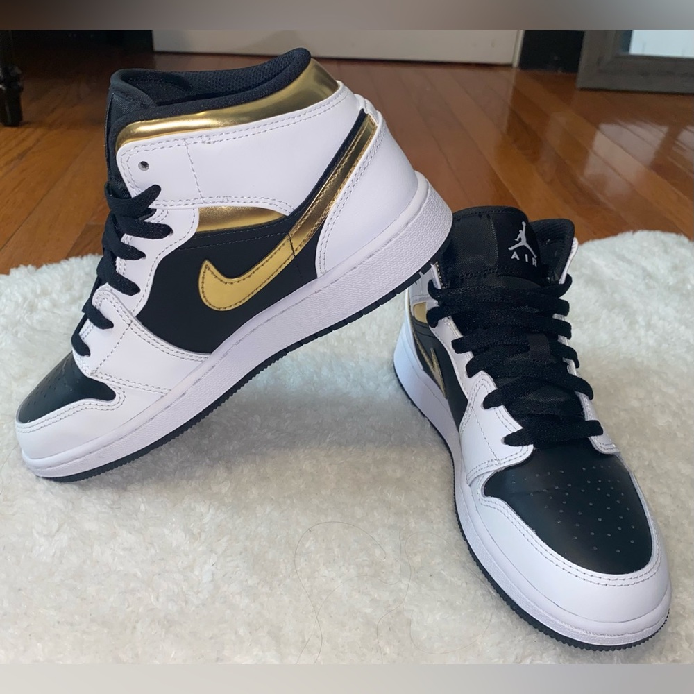 AIR JORDAN 1 MID GS - Youth Size 5